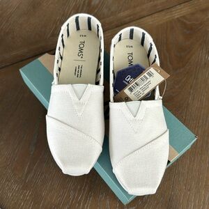 White Toms Brand new. Size 5.5